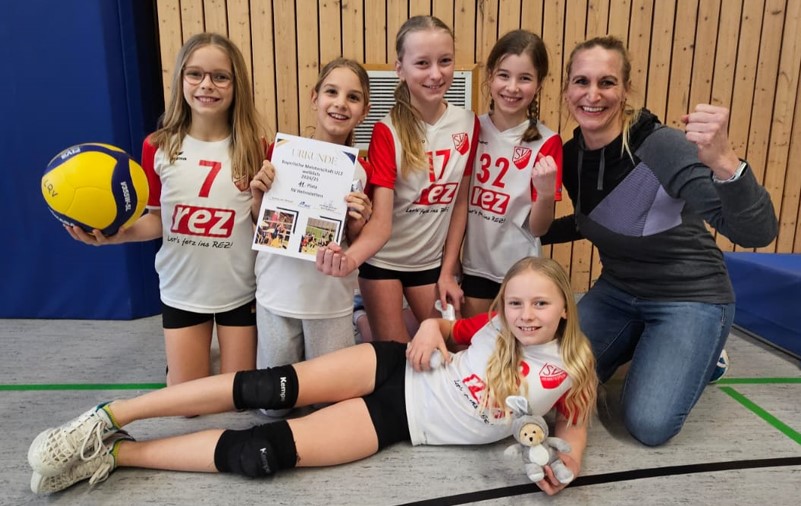 U13-Volleyballerinnen mit Urkunde und Trainerin