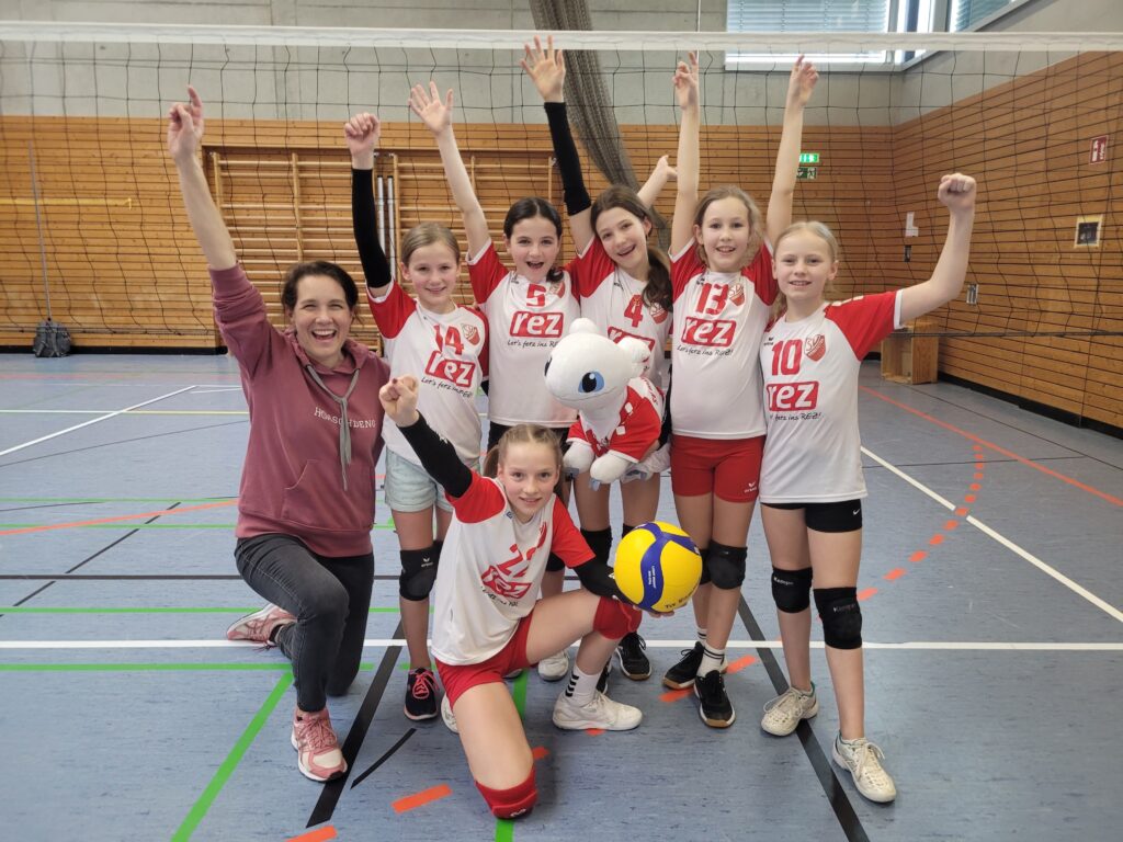 Jubelnde Nachwuchs-Volleyballerinnen des SV Heimstetten